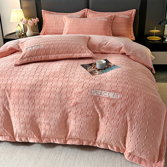 91家纺网 家纺一手货源 找家纺 梓之赫 2025新款全消光雕花绒牛奶绒刺绣四件套-甜梦 甜梦-玉色