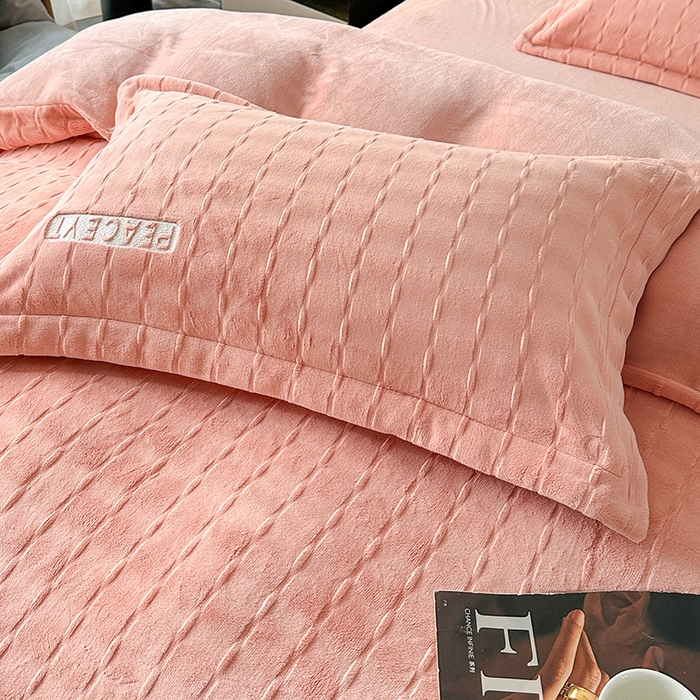 91家纺网 家纺一手货源 找家纺 梓之赫 2025新款全消光雕花绒牛奶绒刺绣四件套-甜梦 甜梦-玉色