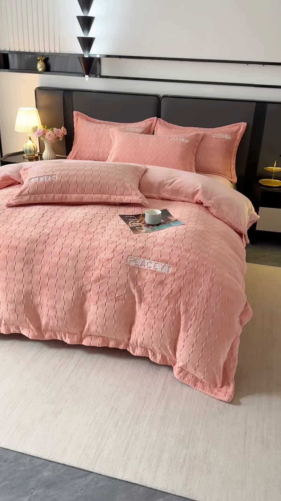 91家纺网 家纺一手货源 找家纺 梓之赫 2025新款全消光雕花绒牛奶绒刺绣四件套-甜梦 甜梦-玉色