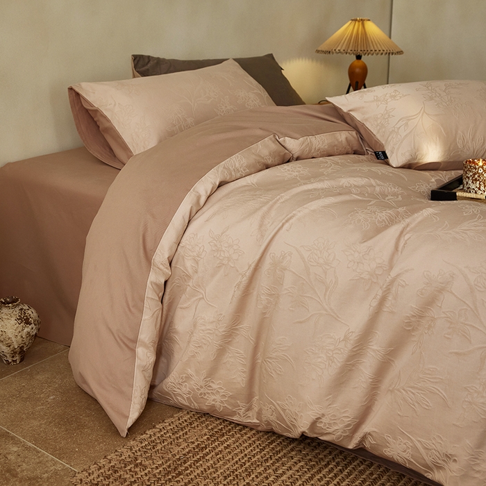 91家纺网 家纺一手货源 找家纺 风向标家纺 2025新款全棉纯棉提花磨毛四件套-蝶影繁花系列 繁花-拿铁