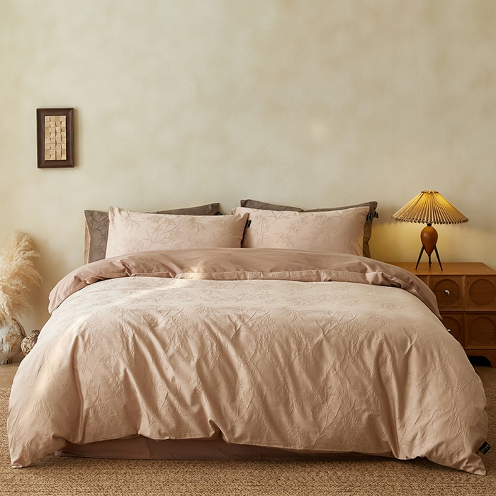 91家纺网 家纺一手货源 找家纺 风向标家纺 2025新款全棉纯棉提花磨毛四件套-蝶影繁花系列 繁花-拿铁