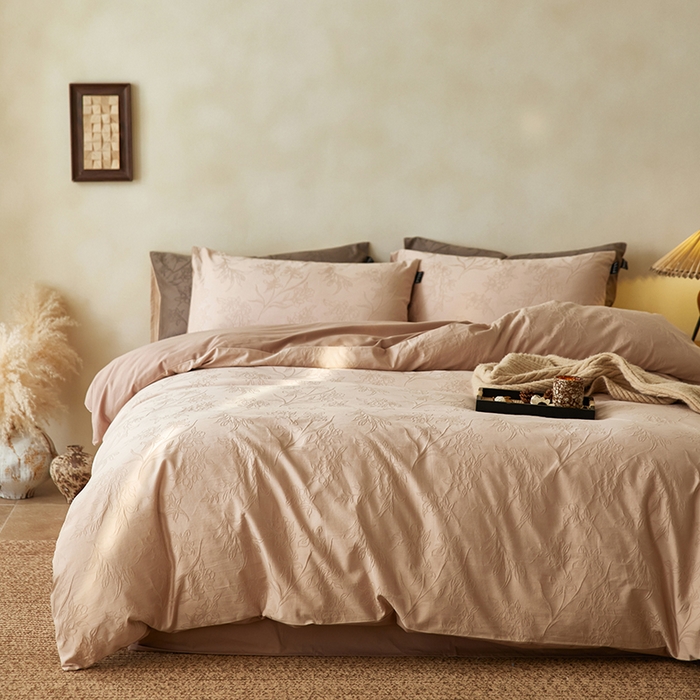 91家纺网 家纺一手货源 找家纺 风向标家纺 2025新款全棉纯棉提花磨毛四件套-蝶影繁花系列 繁花-拿铁