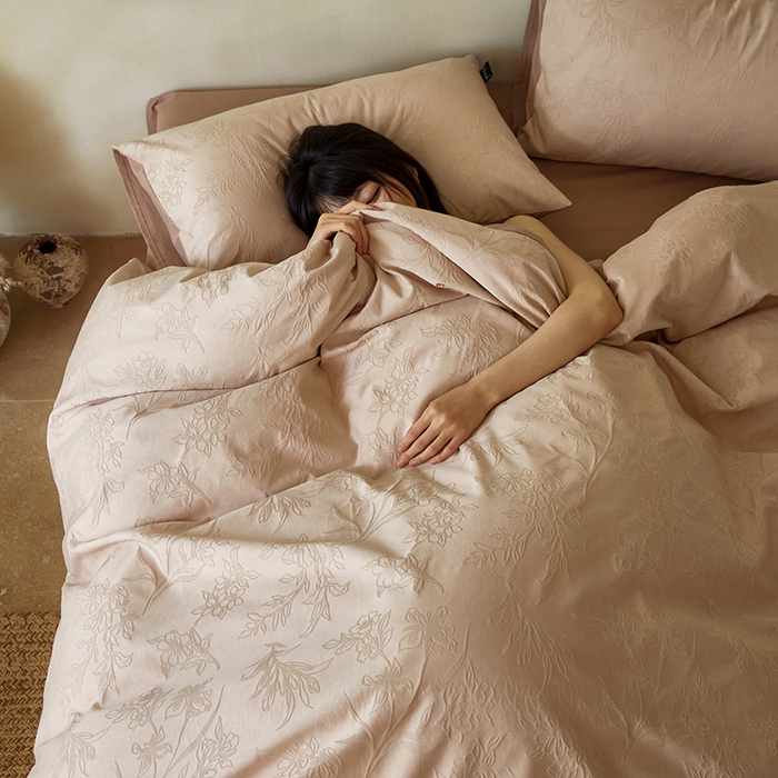 91家纺网 家纺一手货源 找家纺 风向标家纺 2025新款全棉纯棉提花磨毛四件套-蝶影繁花系列 繁花-拿铁