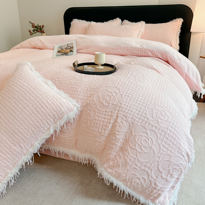 91家纺网 家纺一手货源 找家纺 （总）极简 2025新款立体雕花牛奶绒碎边四件套-米娅