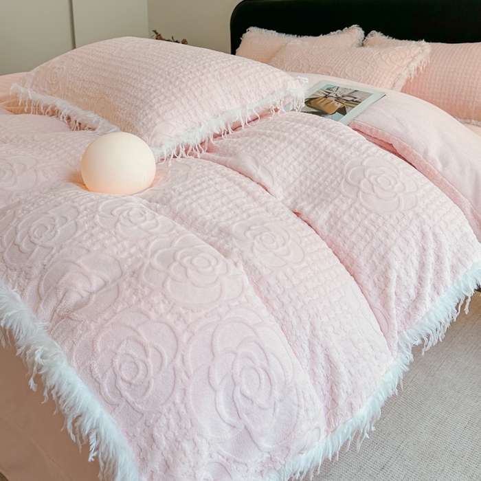 91家纺网 家纺一手货源 找家纺 （总）极简 2025新款立体雕花牛奶绒碎边四件套-米娅