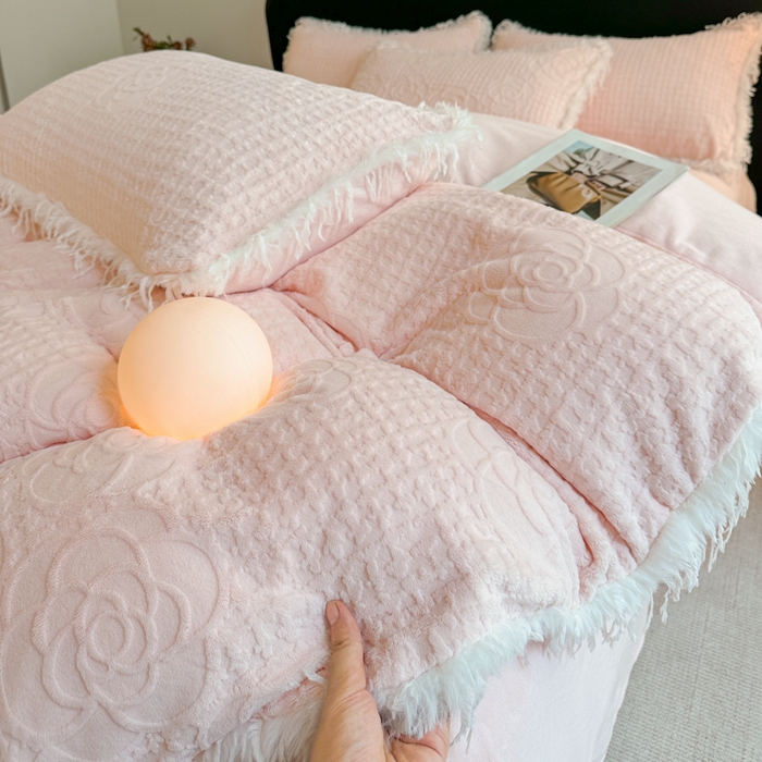 91家纺网 家纺一手货源 找家纺 （总）极简 2025新款立体雕花牛奶绒碎边四件套-米娅