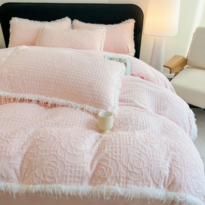 91家纺网 家纺一手货源 找家纺 （总）极简 2025新款立体雕花牛奶绒碎边四件套-米娅