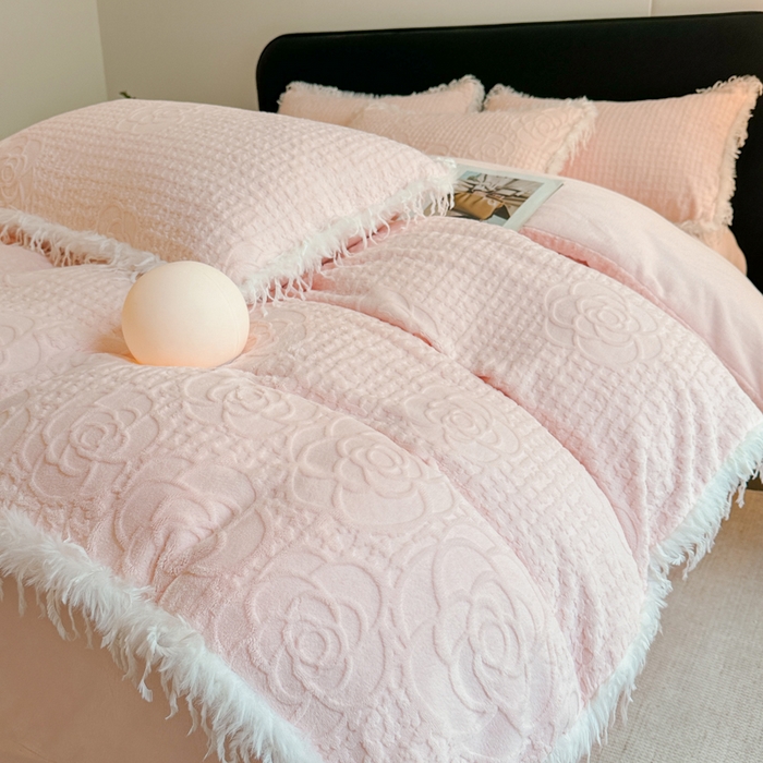 91家纺网 家纺一手货源 找家纺 （总）极简 2025新款立体雕花牛奶绒碎边四件套-米娅