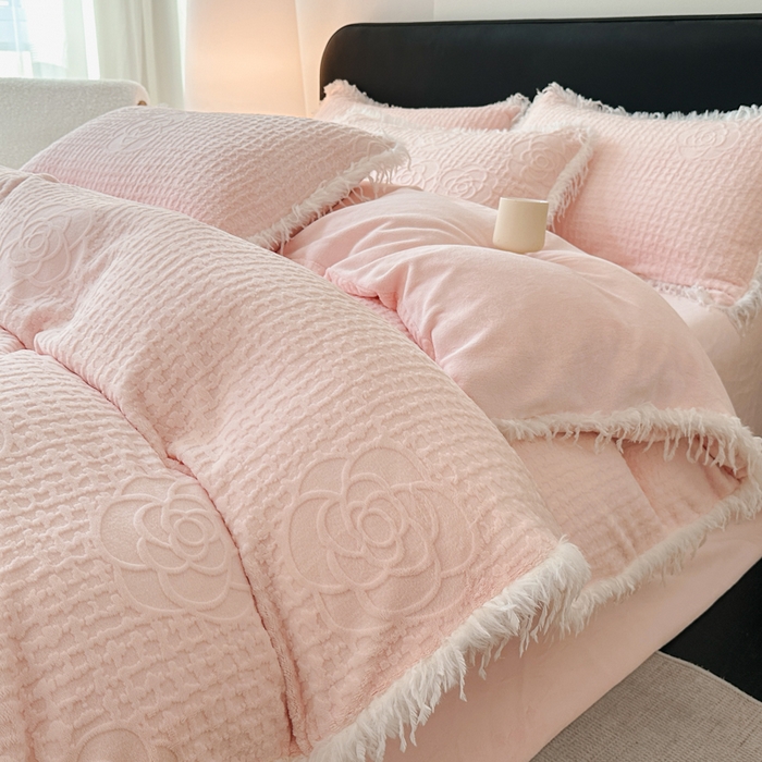 91家纺网 家纺一手货源 找家纺 （总）极简 2025新款立体雕花牛奶绒碎边四件套-米娅