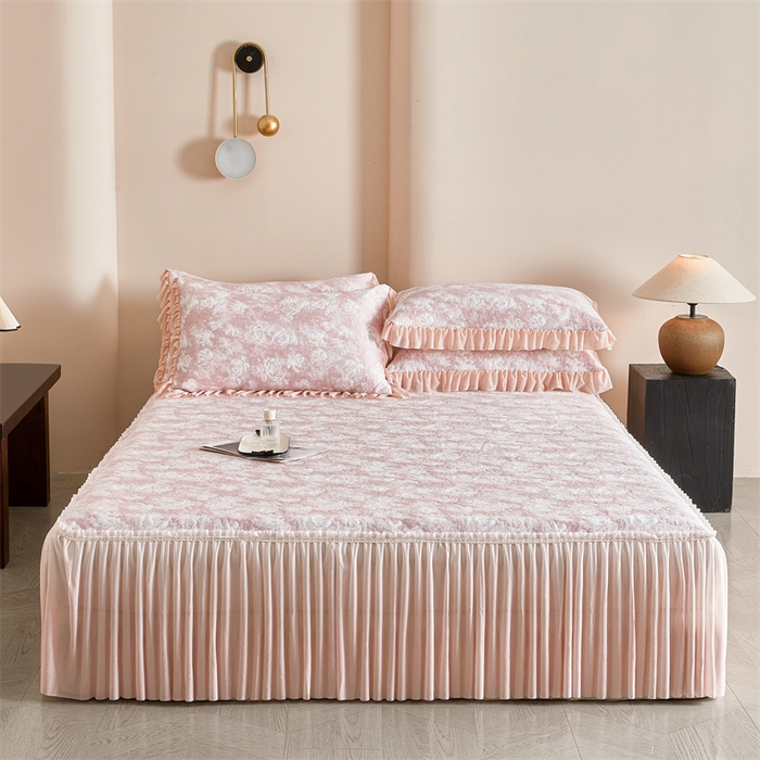 91家纺网 家纺一手货源 找家纺 畅畅家纺 2025新款PE凉感豆豆冰豆豆冰丝床裙款三件套 红玫瑰