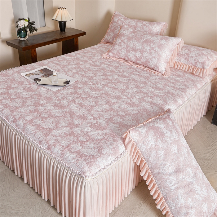 91家纺网 家纺一手货源 找家纺 畅畅家纺 2025新款PE凉感豆豆冰豆豆冰丝床裙款三件套 红玫瑰