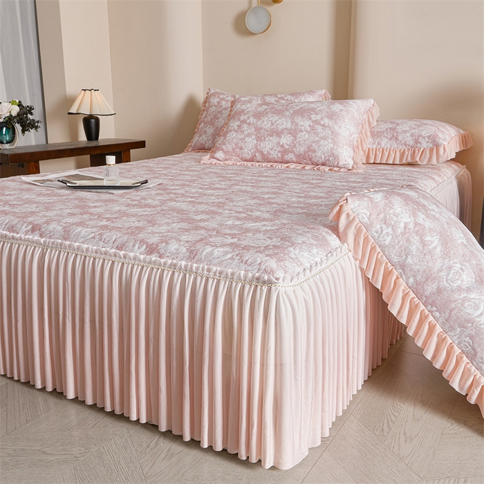 91家纺网 家纺一手货源 找家纺 畅畅家纺 2025新款PE凉感豆豆冰豆豆冰丝床裙款三件套 红玫瑰