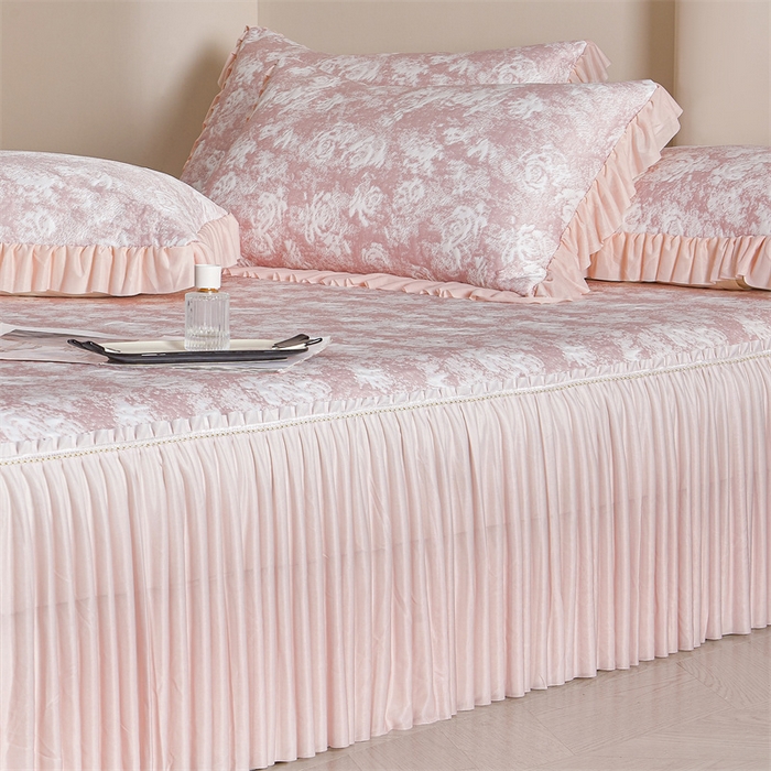 91家纺网 家纺一手货源 找家纺 畅畅家纺 2025新款PE凉感豆豆冰豆豆冰丝床裙款三件套 红玫瑰