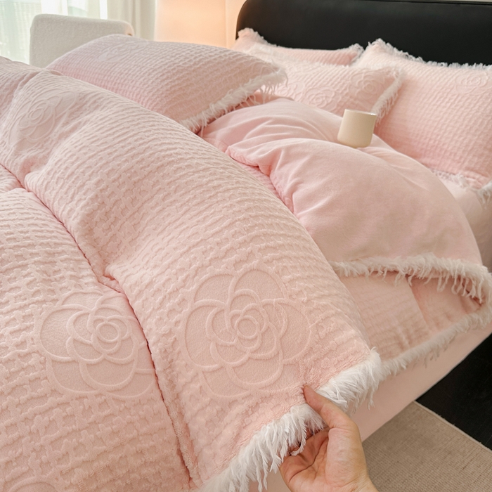 91家纺网 家纺一手货源 找家纺 极简 2025新款立体雕花牛奶绒碎边四件套-米娅 米娅-粉