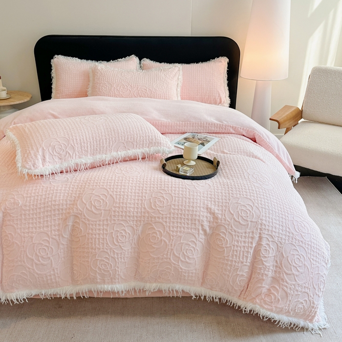 91家纺网 家纺一手货源 找家纺 极简 2025新款立体雕花牛奶绒碎边四件套-米娅 米娅-粉