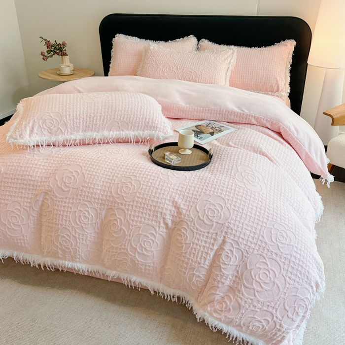 91家纺网 家纺一手货源 找家纺 极简 2025新款立体雕花牛奶绒碎边四件套-米娅 米娅-粉