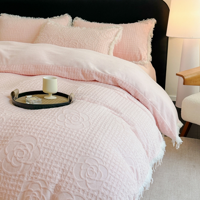 91家纺网 家纺一手货源 找家纺 极简 2025新款立体雕花牛奶绒碎边四件套-米娅 米娅-粉