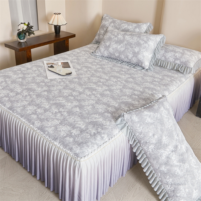 91家纺网 家纺一手货源 找家纺 畅畅家纺 2025新款PE凉感豆豆冰豆豆冰丝床裙款三件套 灰玫瑰