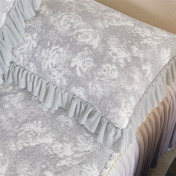 91家纺网 家纺一手货源 找家纺 畅畅家纺 2025新款PE凉感豆豆冰豆豆冰丝床裙款三件套 灰玫瑰