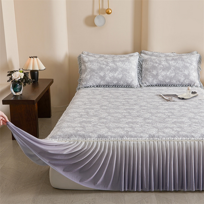 91家纺网 家纺一手货源 找家纺 畅畅家纺 2025新款PE凉感豆豆冰豆豆冰丝床裙款三件套 灰玫瑰