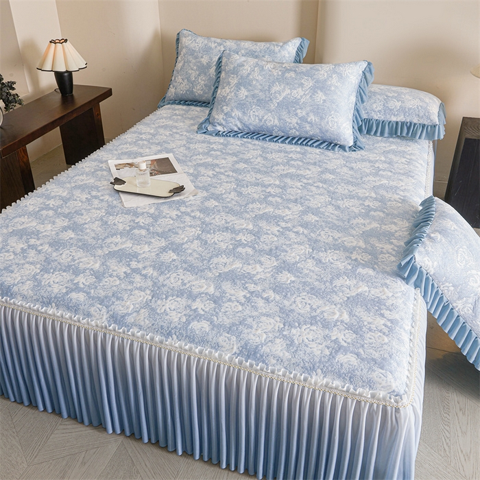 91家纺网 家纺一手货源 找家纺 畅畅家纺 2025新款PE凉感豆豆冰豆豆冰丝床裙款三件套 蓝玫瑰