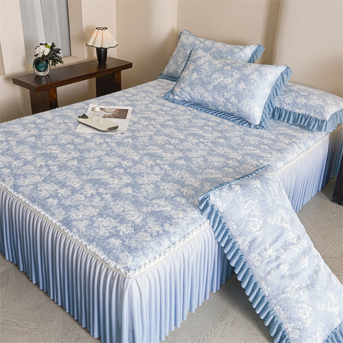 91家纺网 家纺一手货源 找家纺 畅畅家纺 2025新款PE凉感豆豆冰豆豆冰丝床裙款三件套 蓝玫瑰