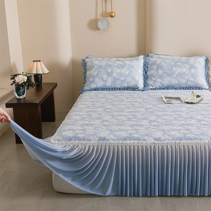 91家纺网 家纺一手货源 找家纺 畅畅家纺 2025新款PE凉感豆豆冰豆豆冰丝床裙款三件套 蓝玫瑰