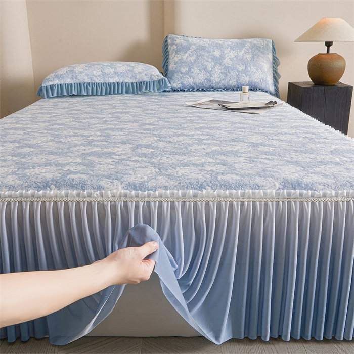 91家纺网 家纺一手货源 找家纺 畅畅家纺 2025新款PE凉感豆豆冰豆豆冰丝床裙款三件套 蓝玫瑰