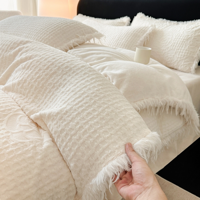 91家纺网 家纺一手货源 找家纺 极简 2025新款立体雕花牛奶绒碎边四件套-米娅 米娅-白