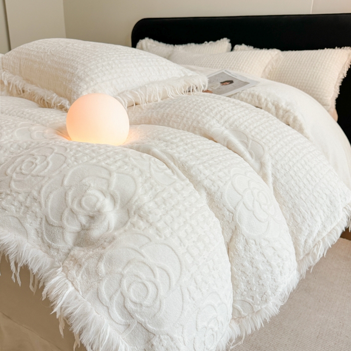 91家纺网 家纺一手货源 找家纺 极简 2025新款立体雕花牛奶绒碎边四件套-米娅 米娅-白