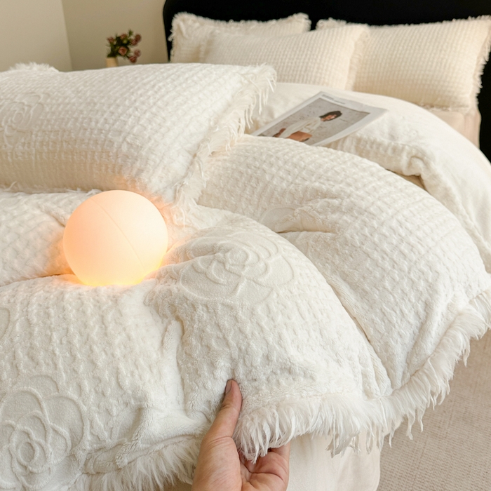 91家纺网 家纺一手货源 找家纺 极简 2025新款立体雕花牛奶绒碎边四件套-米娅 米娅-白