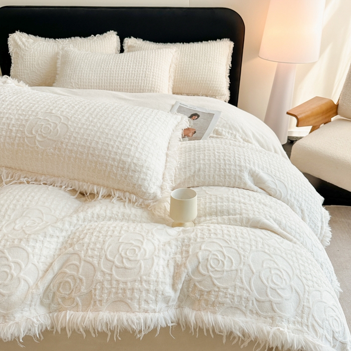 91家纺网 家纺一手货源 找家纺 极简 2025新款立体雕花牛奶绒碎边四件套-米娅 米娅-白