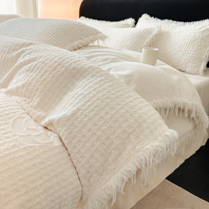 91家纺网 家纺一手货源 找家纺 极简 2025新款立体雕花牛奶绒碎边四件套-米娅 米娅-白