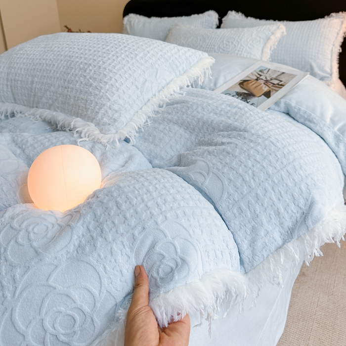 91家纺网 家纺一手货源 找家纺 极简 2025新款立体雕花牛奶绒碎边四件套-米娅 米娅-蓝