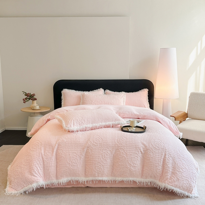 91家纺网 家纺一手货源 找家纺 （总）极简 2025新款立体雕花牛奶绒碎边四件套-米娅