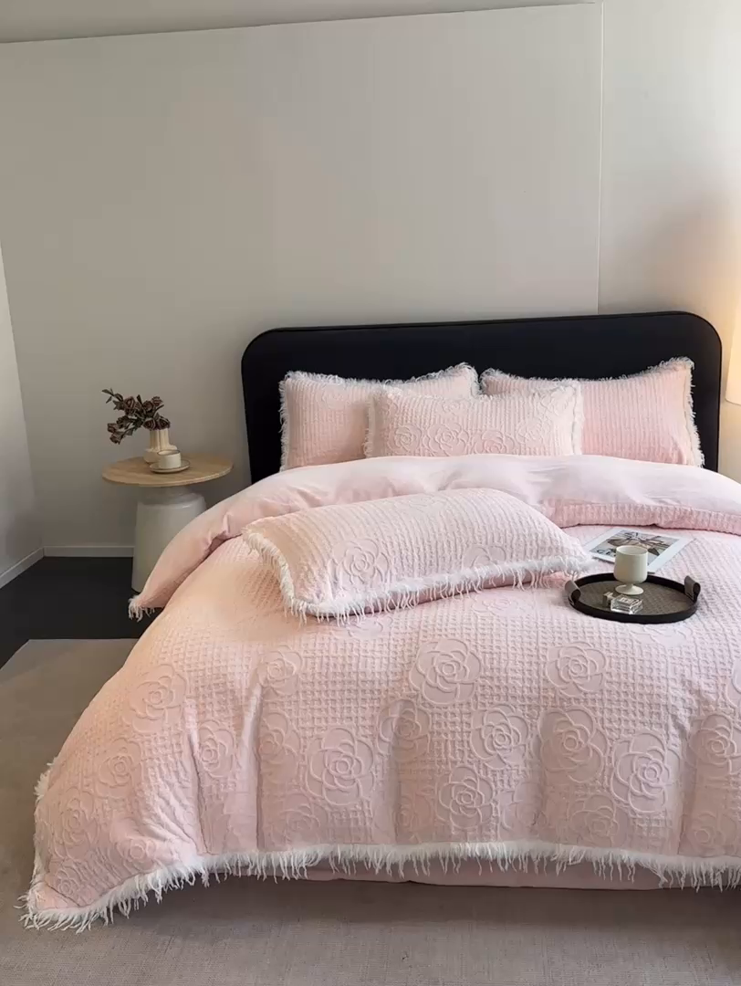 91家纺网 家纺一手货源 找家纺 （总）极简 2025新款立体雕花牛奶绒碎边四件套-米娅