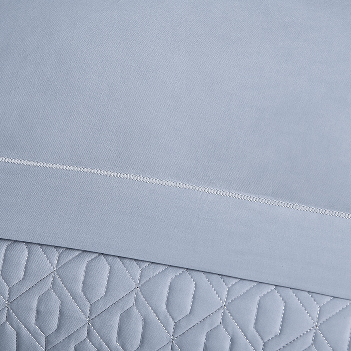 91家纺网 家纺一手货源 找家纺 畅畅家纺 2025新款全棉活性喷气简约轻奢刺绣夹棉床盖款四件套-雅韵 雅韵-灰兰