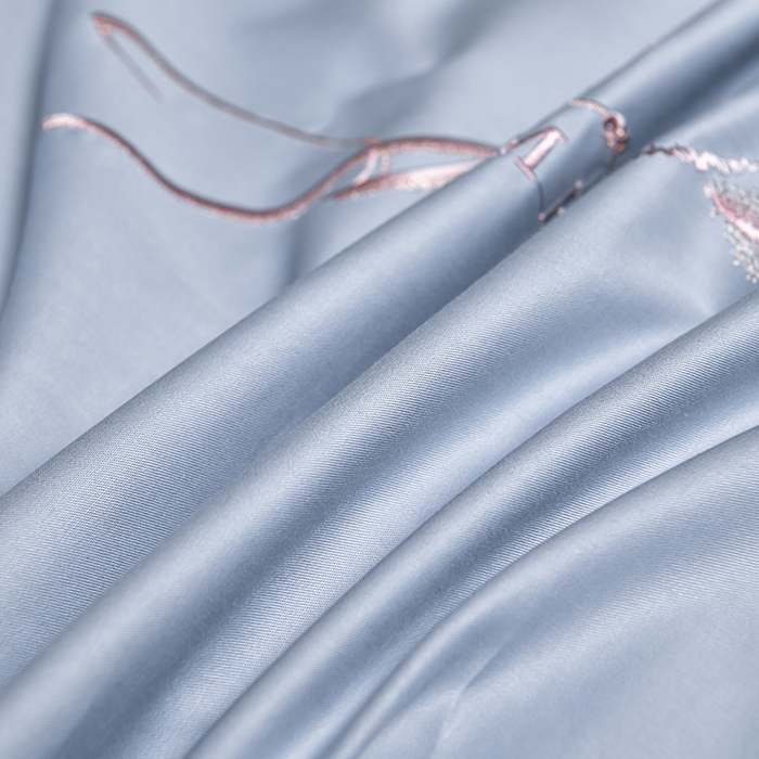 91家纺网 家纺一手货源 找家纺 畅畅家纺 2025新款全棉活性喷气简约轻奢刺绣夹棉床盖款四件套-雅韵 雅韵-灰兰