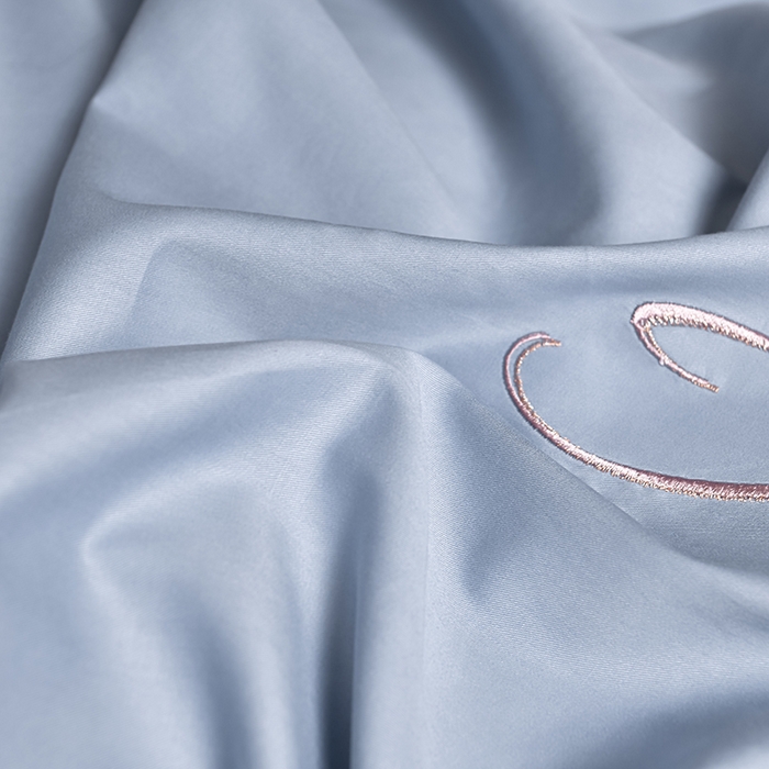 91家纺网 家纺一手货源 找家纺 畅畅家纺 2025新款全棉活性喷气简约轻奢刺绣夹棉床盖款四件套-雅韵 雅韵-灰兰