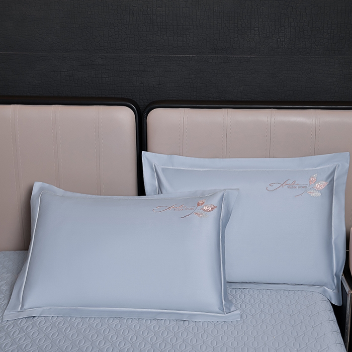 91家纺网 家纺一手货源 找家纺 畅畅家纺 2025新款全棉活性喷气简约轻奢刺绣夹棉床盖款四件套-雅韵 雅韵-灰兰