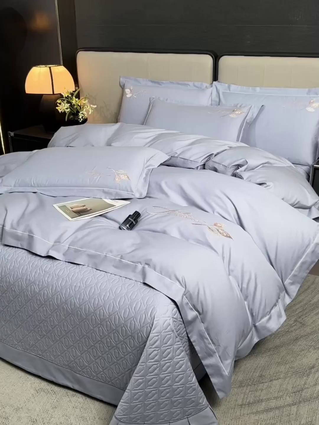 91家纺网 家纺一手货源 找家纺 畅畅家纺 2025新款全棉活性喷气简约轻奢刺绣夹棉床盖款四件套-雅韵 雅韵-灰兰