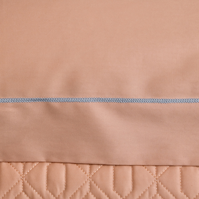 91家纺网 家纺一手货源 找家纺 畅畅家纺 2025新款全棉活性喷气简约轻奢刺绣夹棉床盖款四件套-雅韵 雅韵-香槟