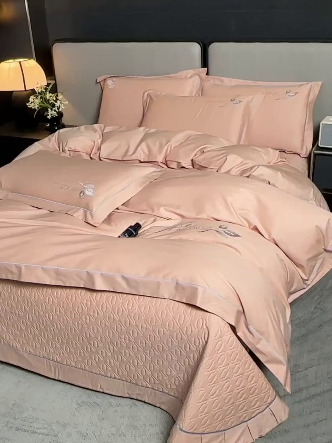 91家纺网 家纺一手货源 找家纺 畅畅家纺 2025新款全棉活性喷气简约轻奢刺绣夹棉床盖款四件套-雅韵 雅韵-香槟