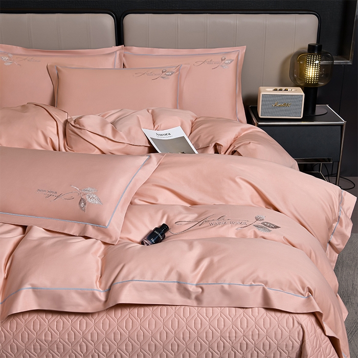 91家纺网 家纺一手货源 找家纺 畅畅家纺 2025新款全棉活性喷气简约轻奢刺绣夹棉床盖款四件套-雅韵 雅韵-胭粉