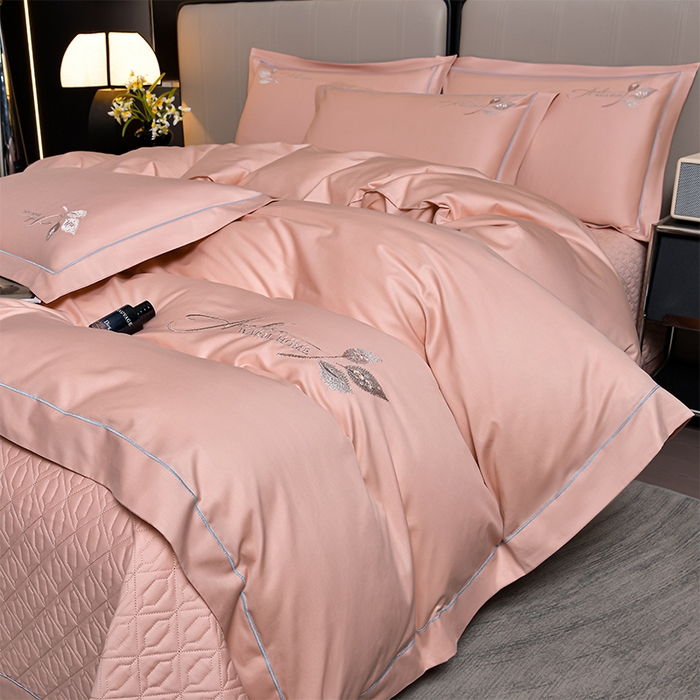 91家纺网 家纺一手货源 找家纺 畅畅家纺 2025新款全棉活性喷气简约轻奢刺绣夹棉床盖款四件套-雅韵 雅韵-胭粉