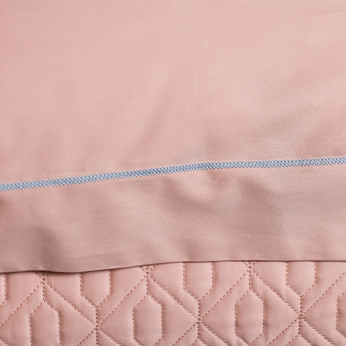 91家纺网 家纺一手货源 找家纺 畅畅家纺 2025新款全棉活性喷气简约轻奢刺绣夹棉床盖款四件套-雅韵 雅韵-胭粉