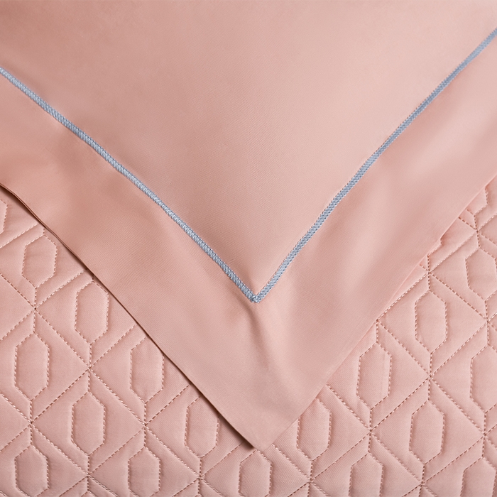 91家纺网 家纺一手货源 找家纺 畅畅家纺 2025新款全棉活性喷气简约轻奢刺绣夹棉床盖款四件套-雅韵 雅韵-胭粉