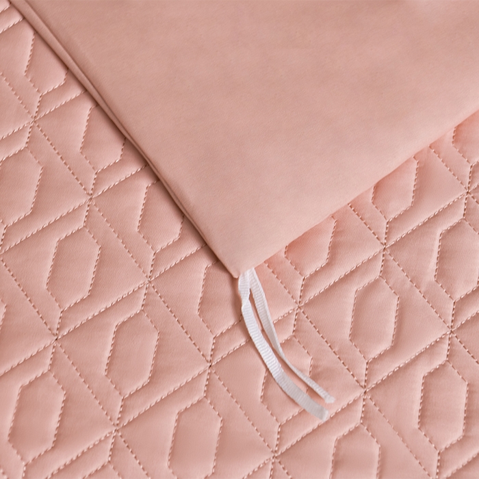 91家纺网 家纺一手货源 找家纺 畅畅家纺 2025新款全棉活性喷气简约轻奢刺绣夹棉床盖款四件套-雅韵 雅韵-胭粉