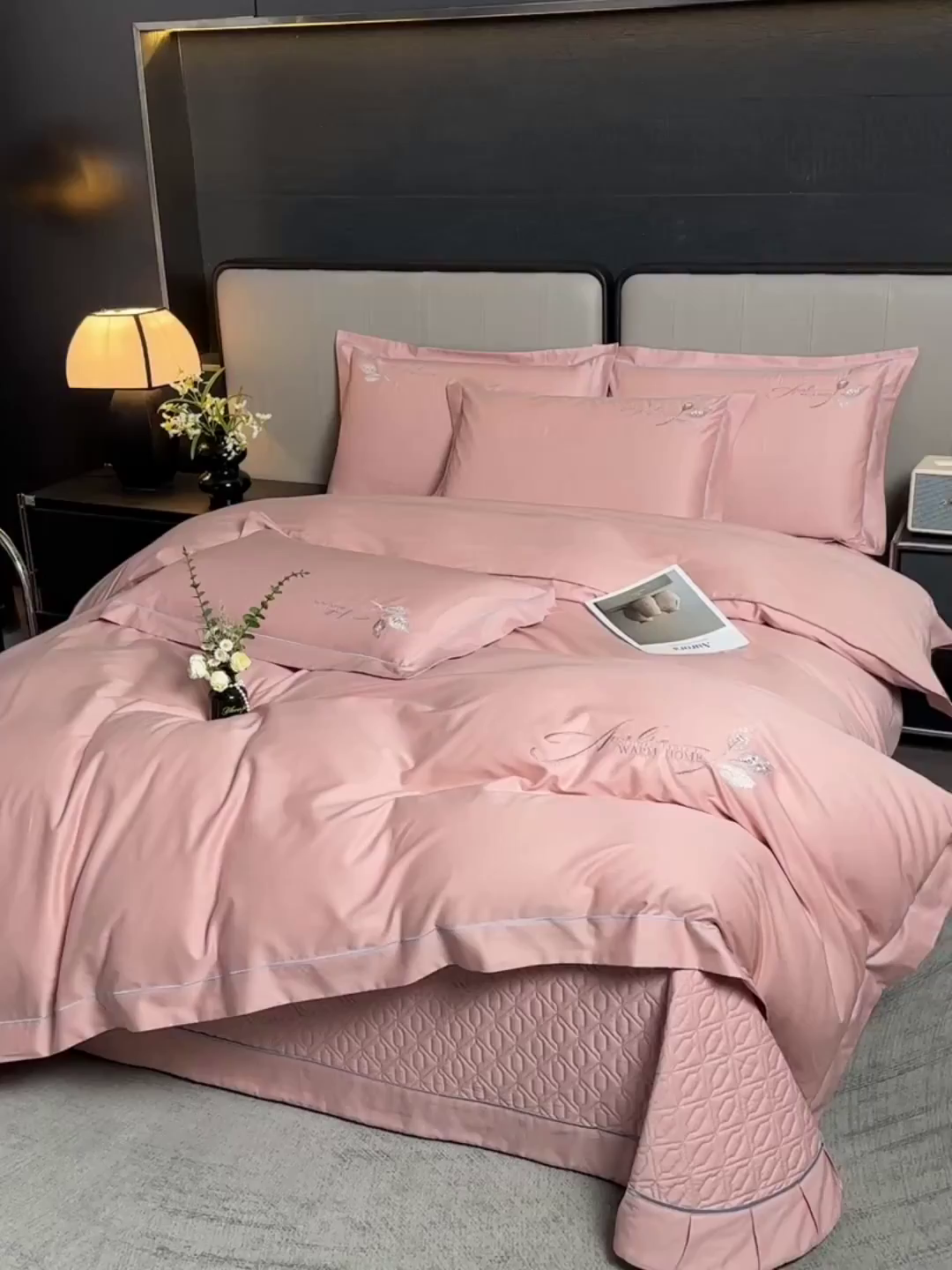 91家纺网 家纺一手货源 找家纺 畅畅家纺 2025新款全棉活性喷气简约轻奢刺绣夹棉床盖款四件套-雅韵 雅韵-胭粉