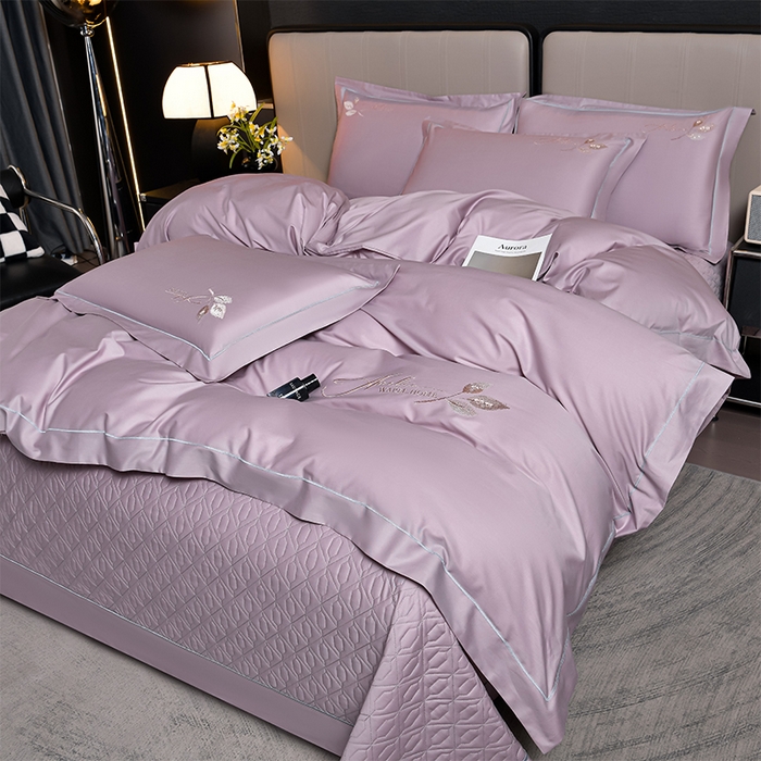 91家纺网 家纺一手货源 找家纺 畅畅家纺 2025新款全棉活性喷气简约轻奢刺绣夹棉床盖款四件套-雅韵 雅韵-紫色